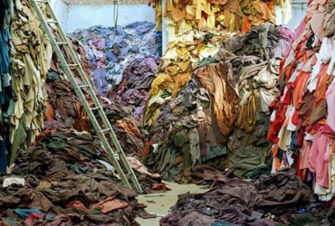 Amoncellement de déchets textiles